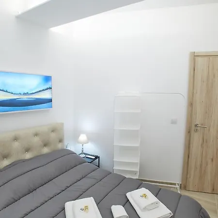 Apartment Commercial *